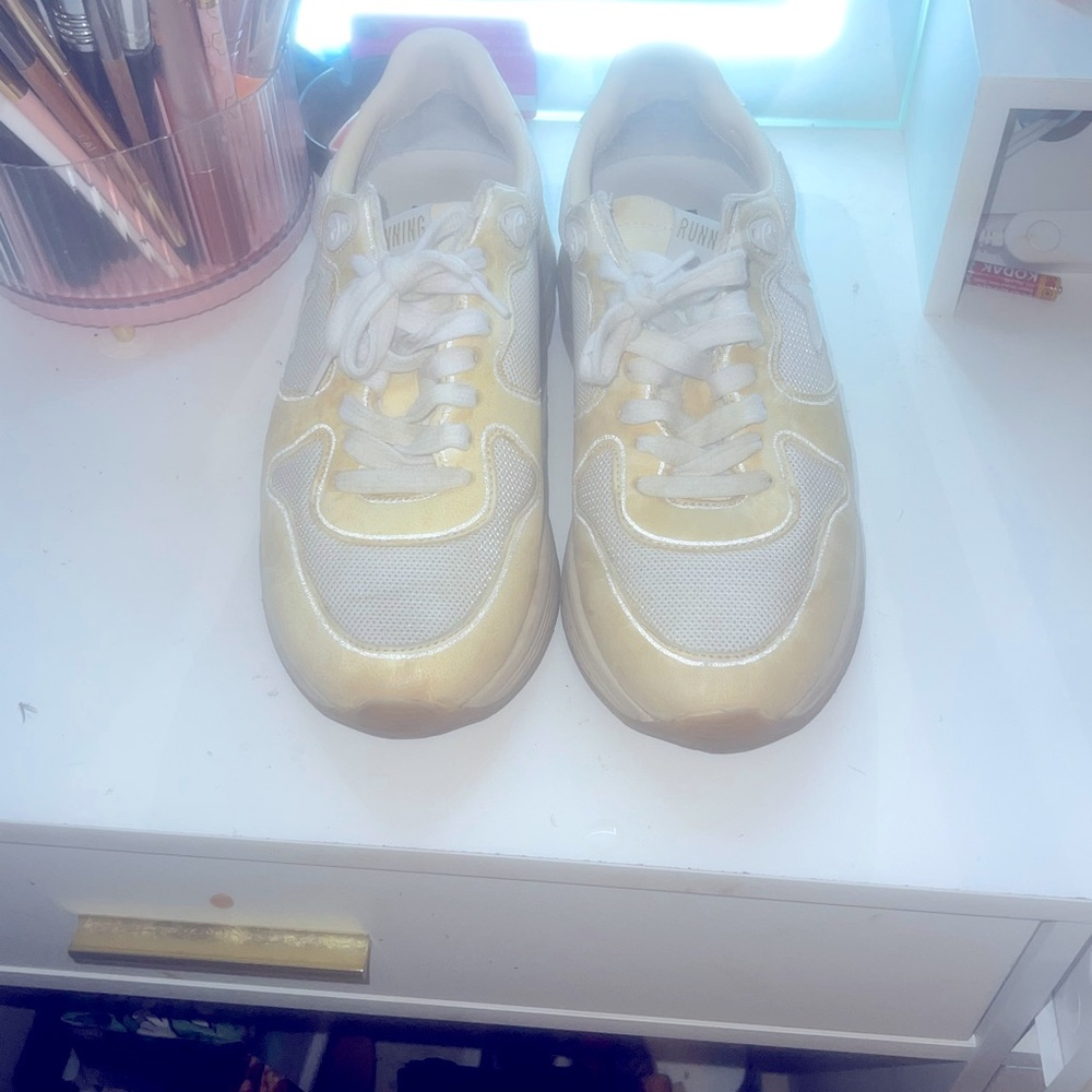 I’m selling my yellow barely worn golden goose runners size 8